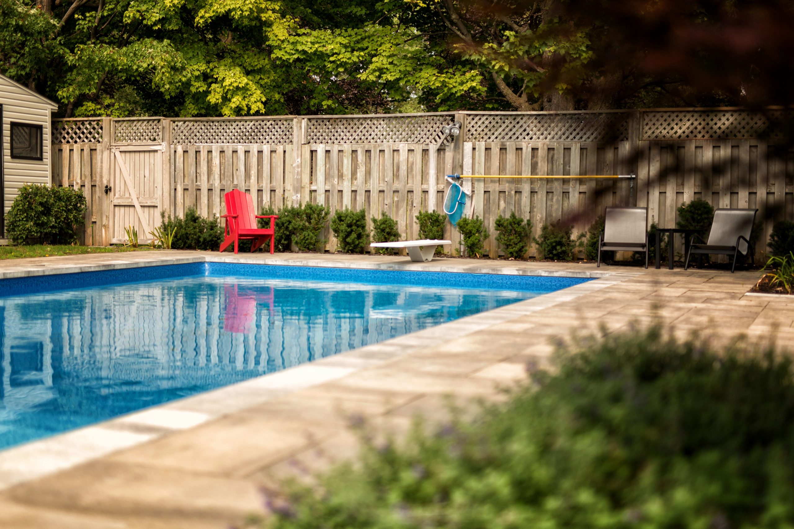 cour-arriere-02-contour-piscine